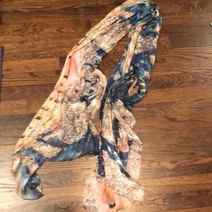 Pretty scarf!  EUC! Brand unknown